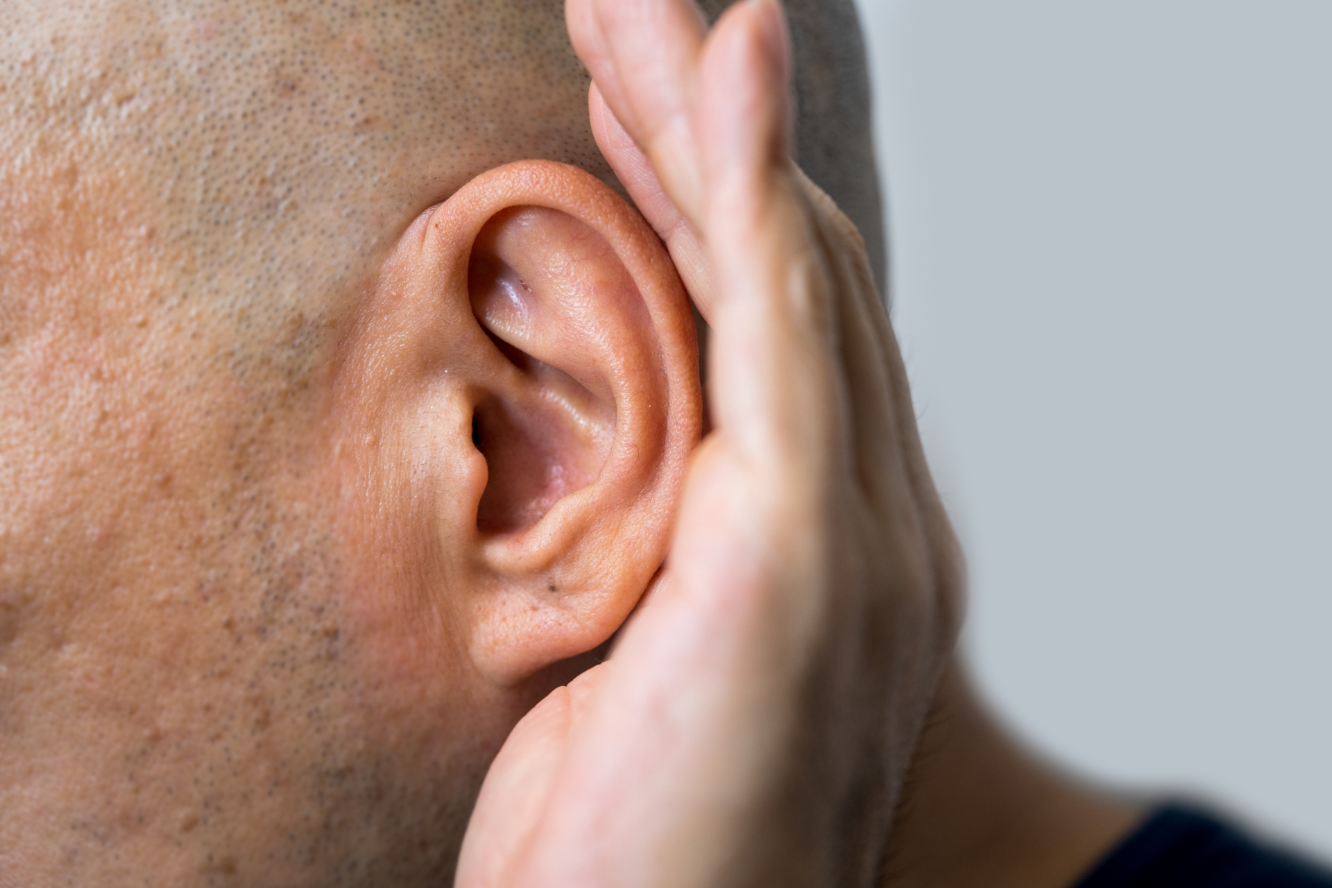 なぜ耳の後ろから加齢臭が？その原因と対策を紹介